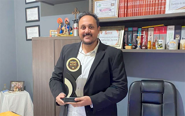 Dr. Everaldo Rocha Santos com o troféu recebido pelo trabalho na advocacia